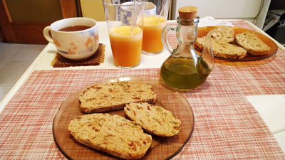 旦那さんの手作りパンの朝食