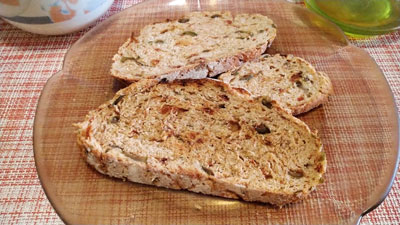 ドライトマトとオリーブのパン