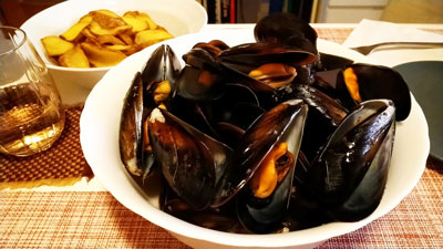ムール貝のワイン蒸しとフライドポテト