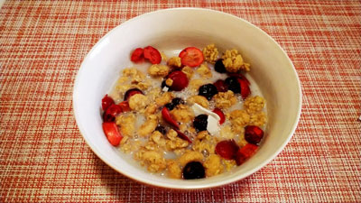 赤いフルーツのグラノーラ