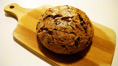 旦那さん手作りのドライトマトとオリーブのパン