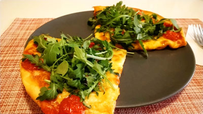 プチトマトとルッコラのピザ