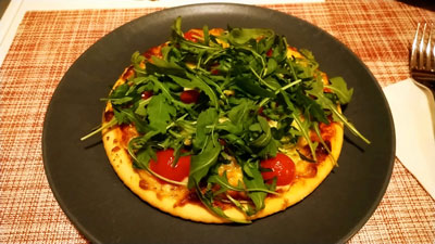 プチトマトとルッコラのピザ