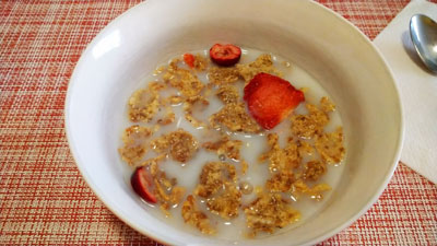 赤いフルーツ入りシリアル