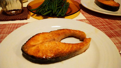 サーモンのバター焼きと奥の方に茹でアスパラ