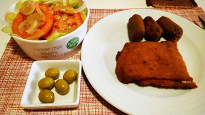 ハム＆チーズ入りカツレツ、ほうれん草のクリームコロッケ、サラダ