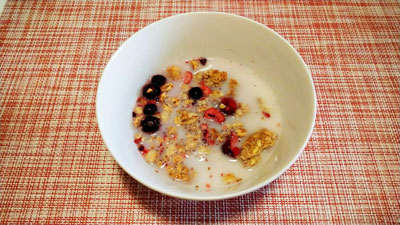 ケロッグの赤いフルーツ入りグラノーラ