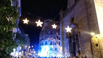 教会前のクリスマスイルミネーション