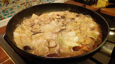 煮込み中のごま豆乳鍋