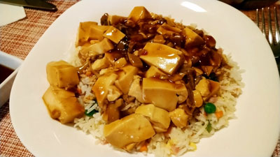 チャーハンに麻婆豆腐をのっけたマーボー丼