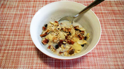 色々ナッツとレーズン入りのオートミール