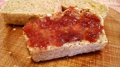 オートミールのパンに苺ジャム