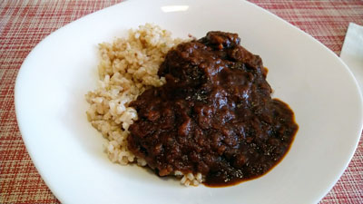 MUJIのポークビンダルを玄米ご飯にON