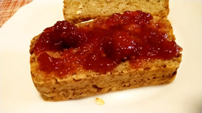 オートミールパンに苺ジャム