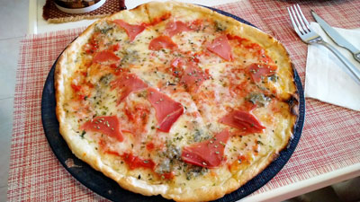 ゴルゴンゾーラとスペックのピザ