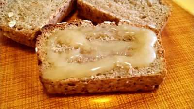 オートミールのパンに蜂蜜をたっぷりと…