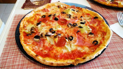 ピッツァ、カプリチョーザ