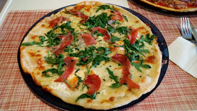 3種のチーズとスペックとルッコラのピザ