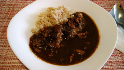 MUJIのジンジャーポークカレーを玄米ご飯にかけて