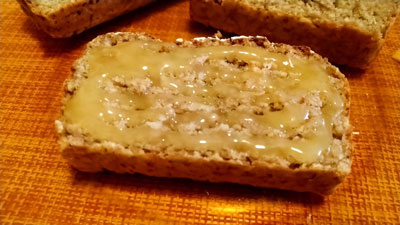 オートミールのパンに蜂蜜をたっぷりのせて