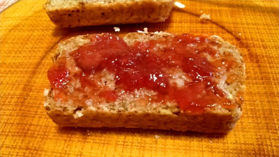 オートミールのパンに苺ジャムを付けて