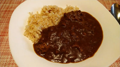 MUJIのポークキーマカレーを玄米ご飯にかけました