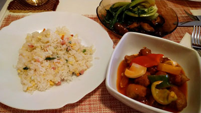 テイクアウトの中華を皿に盛りました。