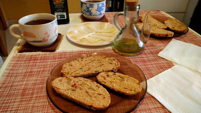 ドライトマトとオリーブのパンにチーズとオリーブオイルを添えて