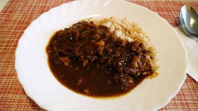 MUJIのジンジャーポークカレーを玄米ご飯にのせて