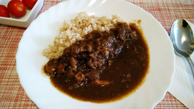 MUJIのジンジャーポークカレーを玄米ご飯にかけて