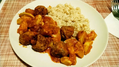 肉団子とズッキーニのトマト煮を玄米ご飯に添えて