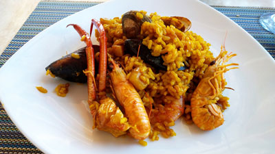 パエリアを盛り付けてもらったところ