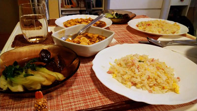 テイクアウトの中華を皿に盛り付けました