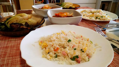 中華のテイクアウトを皿に盛り付けました