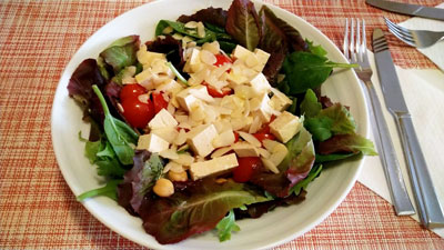 ひよこ豆とプチトマト、スモーク豆腐のサラダです