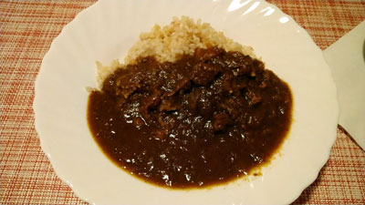 MUJIのジンジャーポークカレーを玄米ご飯にのせて