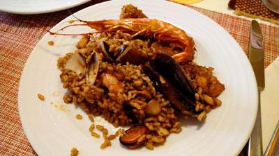 デリバリーのパエリアを皿に盛り付けました