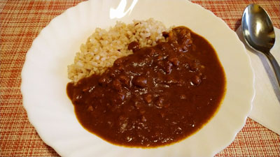 MUJIのポークキーマを玄米ご飯にかけて