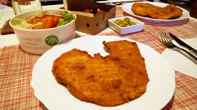 テイクアウトのチキンカツセットをお皿に盛り付けて。