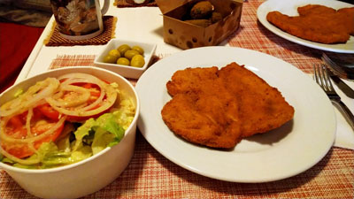 チキンカツとサラダ、ほうれん草のコロッケ