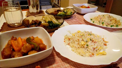 テイクアウトの中華をお皿に盛り付けて。