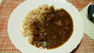 MUJIの豚肉と玉ねぎのカレーを玄米ご飯にかけて