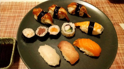 カレフールの寿司をお皿に盛り付けて。