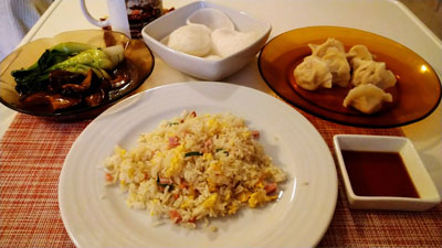 中華のテイクアウトをお皿に盛り付けました