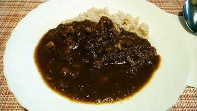 MUJIのジンジャーポークカレーを玄米ご飯にのせて