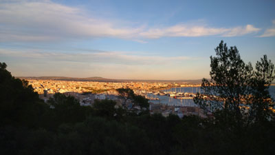 お城の前の道から見た眺め