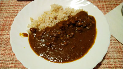 MUJIのポークキーマカレーを玄米ご飯にかけて