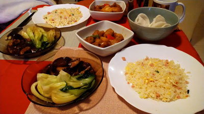 テイクアウトの中華をお皿に盛り付けて