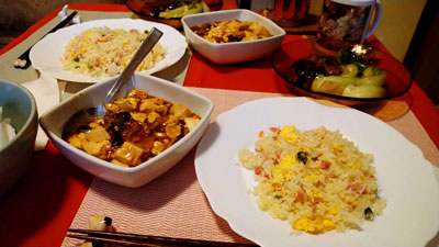 テイクアウトした中華料理をお皿に盛り付けました