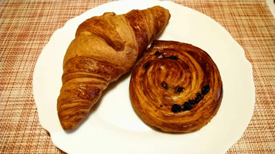 スーパーのクロワッサンとぐるぐるレーズンパン